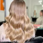 Foto di donna con capelli lunghi biondo chiaro sabbia