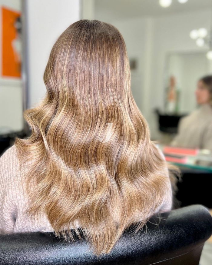Foto di donna con capelli lunghi biondo chiaro sabbia