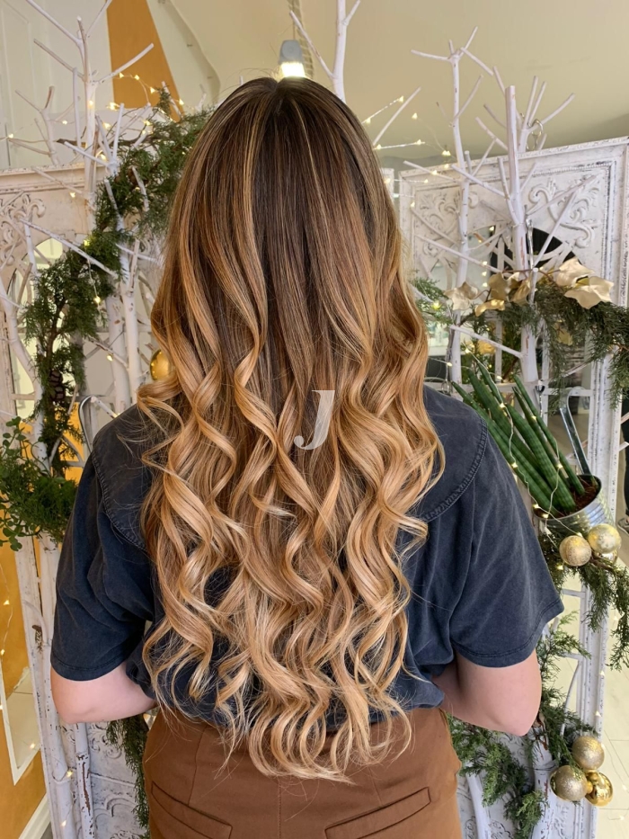 Foto di donna con capelli lunghi biondo chiaro sabbia