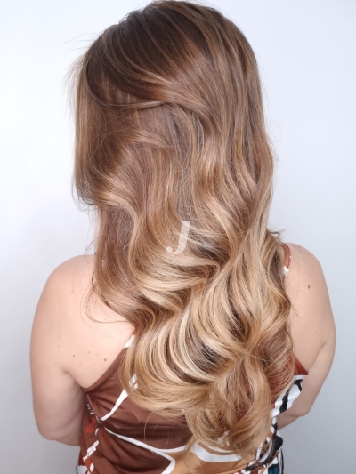 Foto di donna con capelli lunghi biondo chiaro sabbia