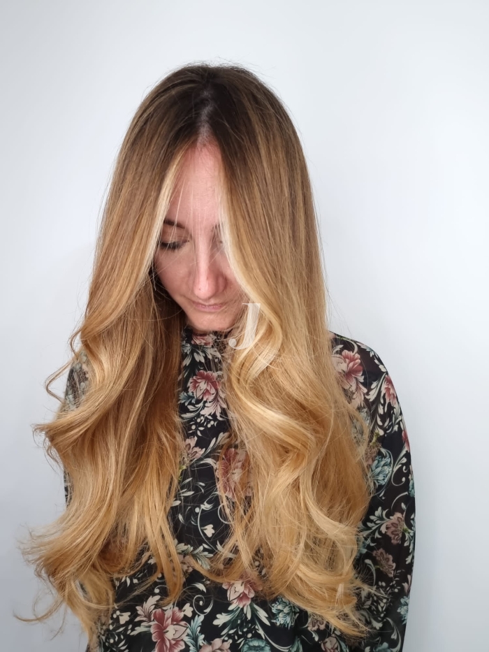 Foto di donna con capelli lunghi biondo chiaro sabbia