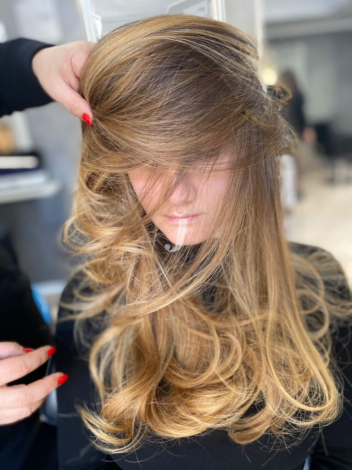 Foto di donna con capelli lunghi biondo chiaro sabbia