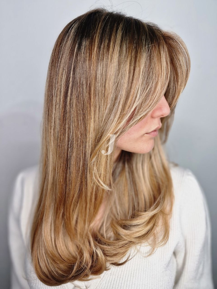 Foto di donna con capelli lunghi biondo chiaro sabbia