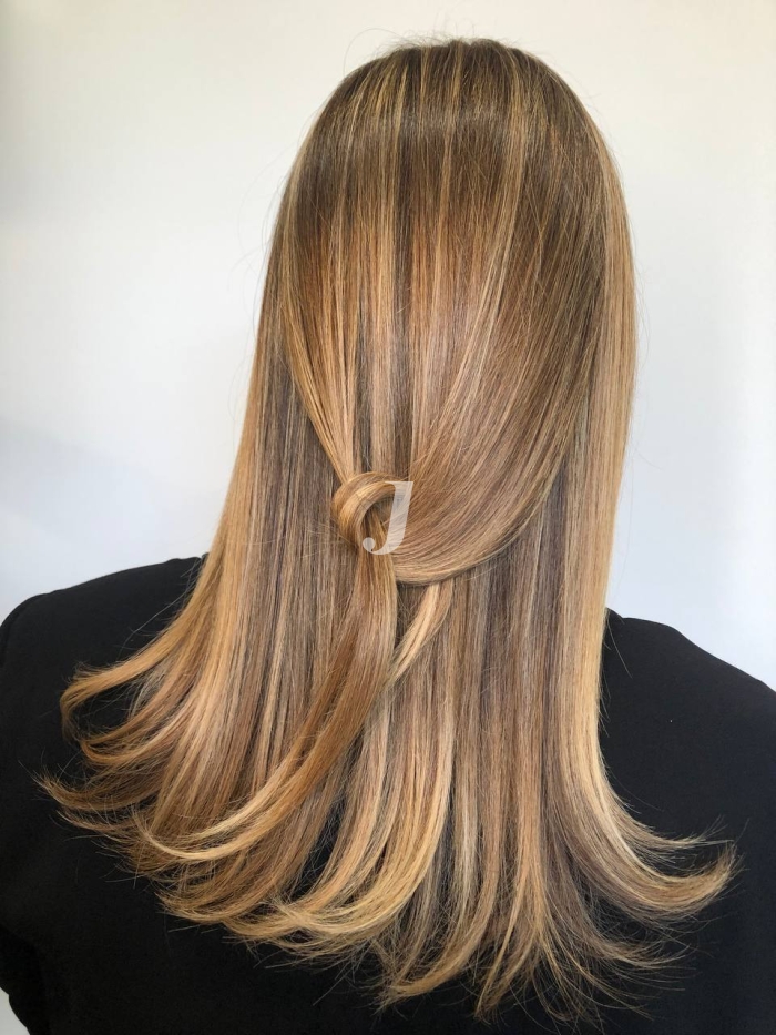 Foto di donna con capelli lunghi biondo chiaro sabbia