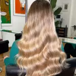 Foto di donna con capelli lunghi biondo chiaro sabbia