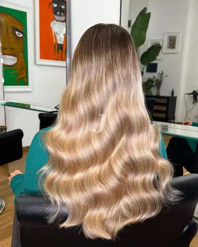 Foto di donna con capelli lunghi biondo chiaro sabbia