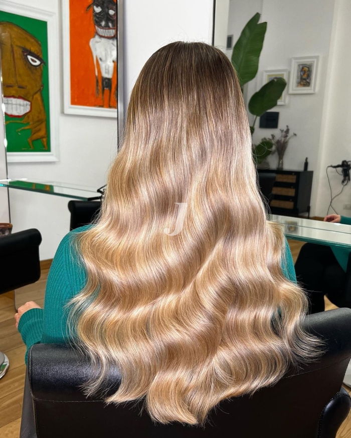 Foto di donna con capelli lunghi biondo chiaro sabbia