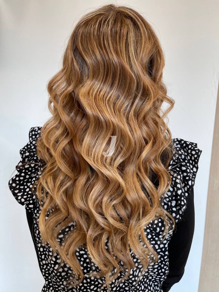 Foto di donna con capelli lunghi biondo chiaro sabbia