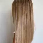 Foto di donna con capelli lunghi biondo chiaro sabbia