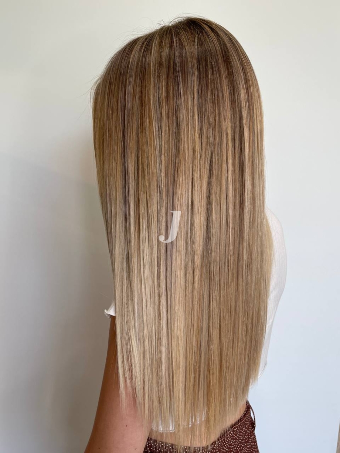 Foto di donna con capelli lunghi biondo chiaro sabbia