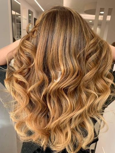 Foto di donna con capelli lunghi biondo chiaro sabbia