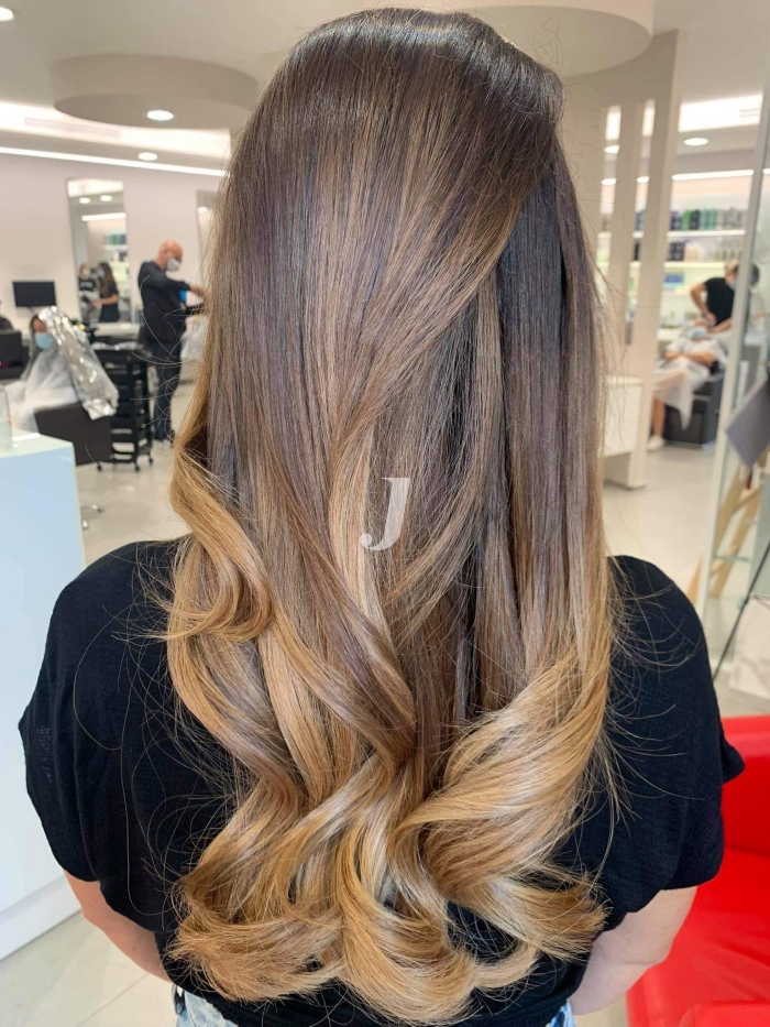 Foto di donna con capelli lunghi biondo chiaro sabbia