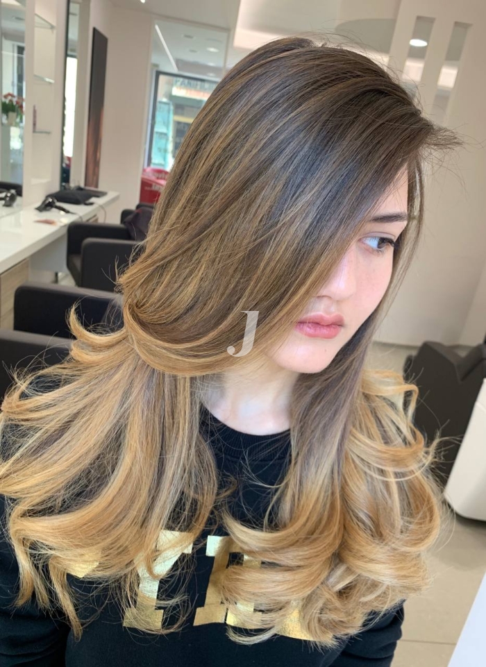 Foto di donna con capelli lunghi biondo chiaro sabbia