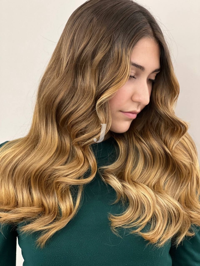 Foto di donna con capelli lunghi biondo chiaro sabbia