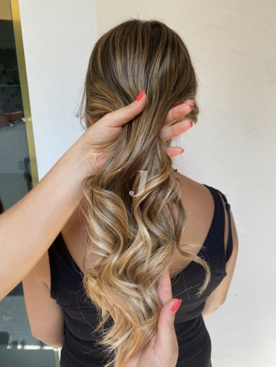 Foto di donna con capelli lunghi biondo chiaro sabbia