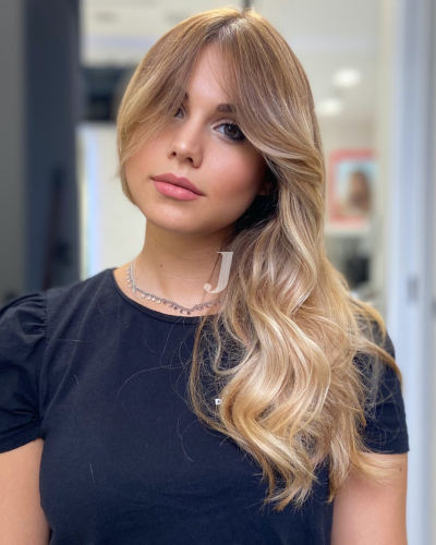 Foto di donna con capelli lunghi biondo chiaro sabbia