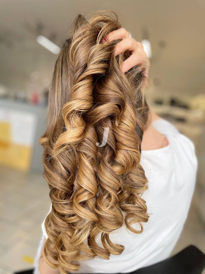 Foto di donna con capelli lunghi biondo chiaro sabbia