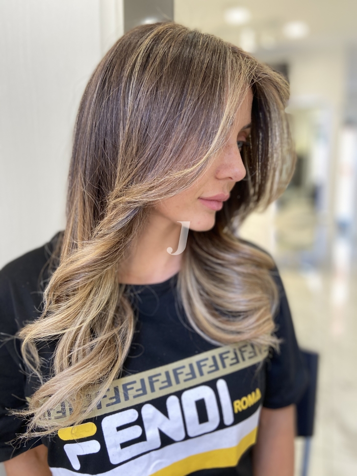 Foto di donna con capelli lunghi biondo chiaro sabbia