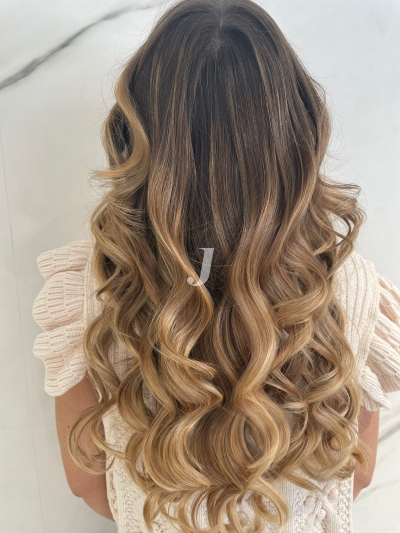 Foto di donna con capelli lunghi biondo chiaro sabbia