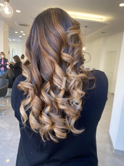 Foto di donna con capelli lunghi biondo chiaro sabbia