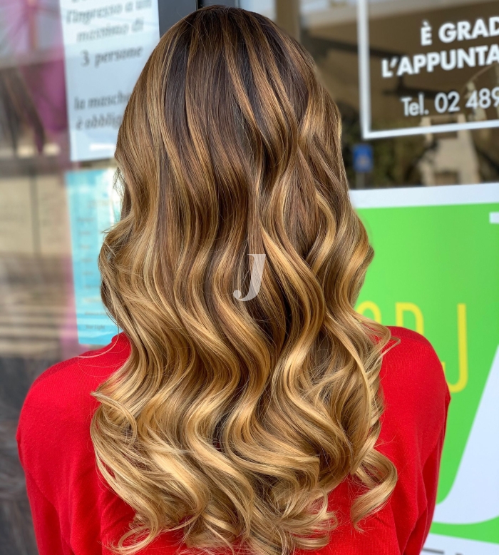 Foto di donna con capelli lunghi biondo chiaro sabbia