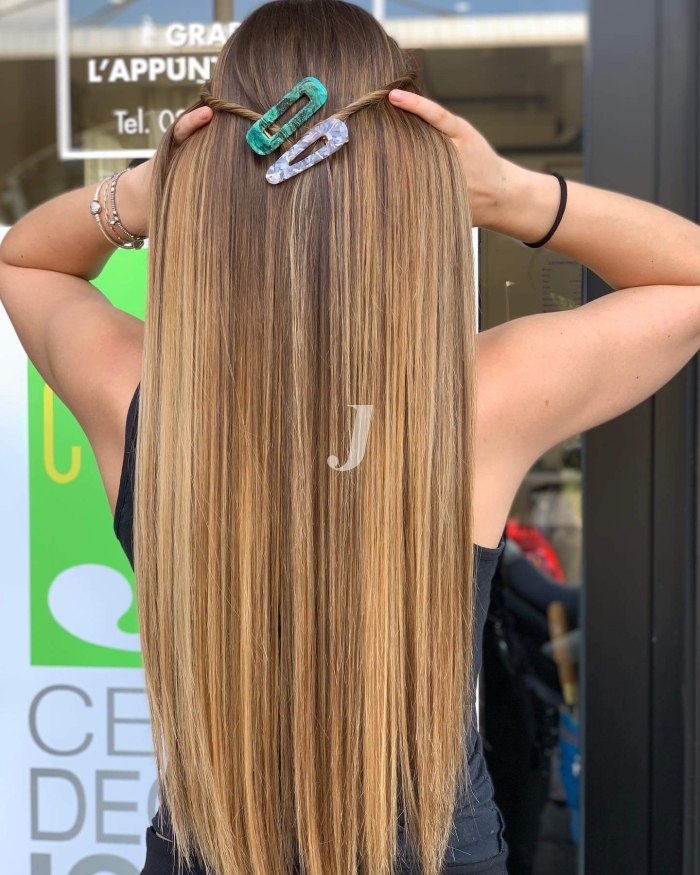 Foto di donna con capelli lunghi biondo chiaro sabbia