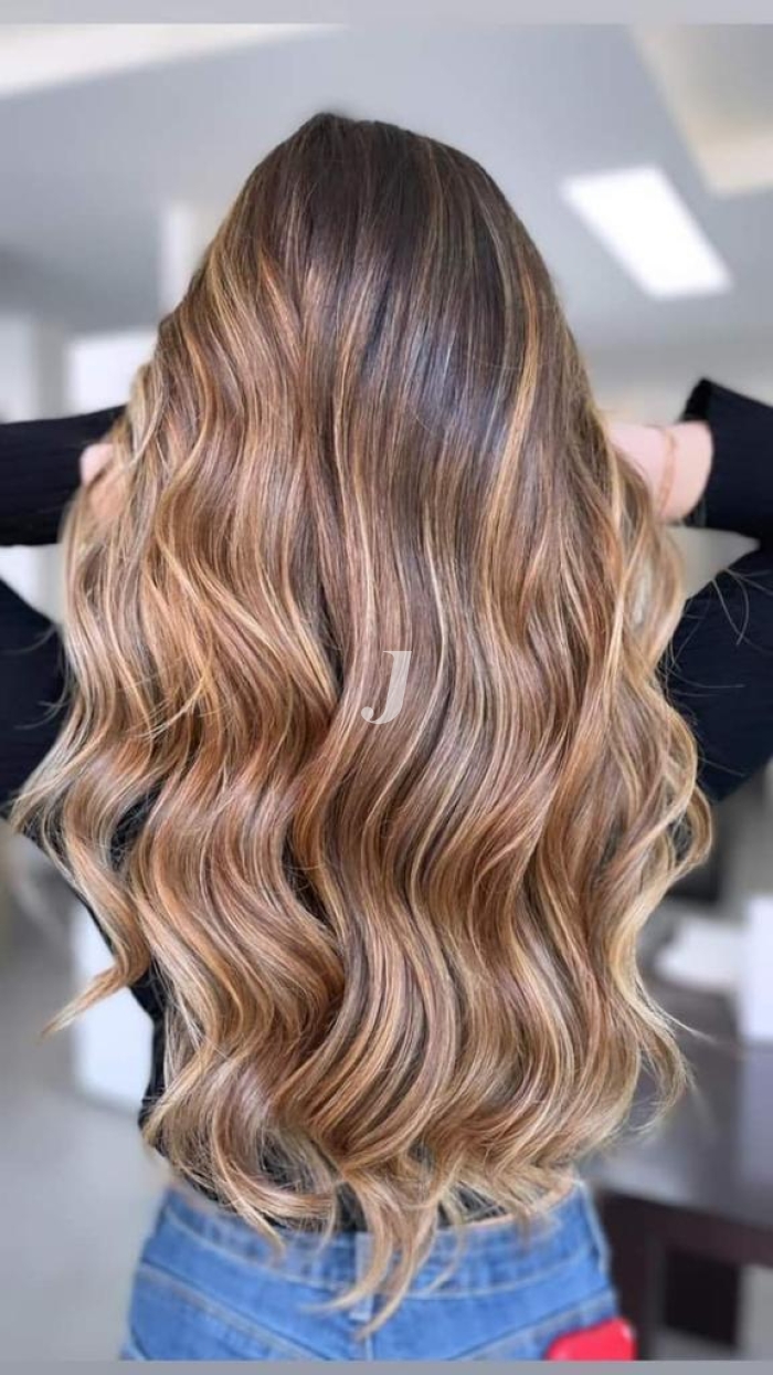 Foto di donna con capelli lunghi biondo chiaro sabbia