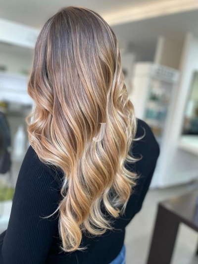 Foto di donna con capelli lunghi biondo chiaro sabbia
