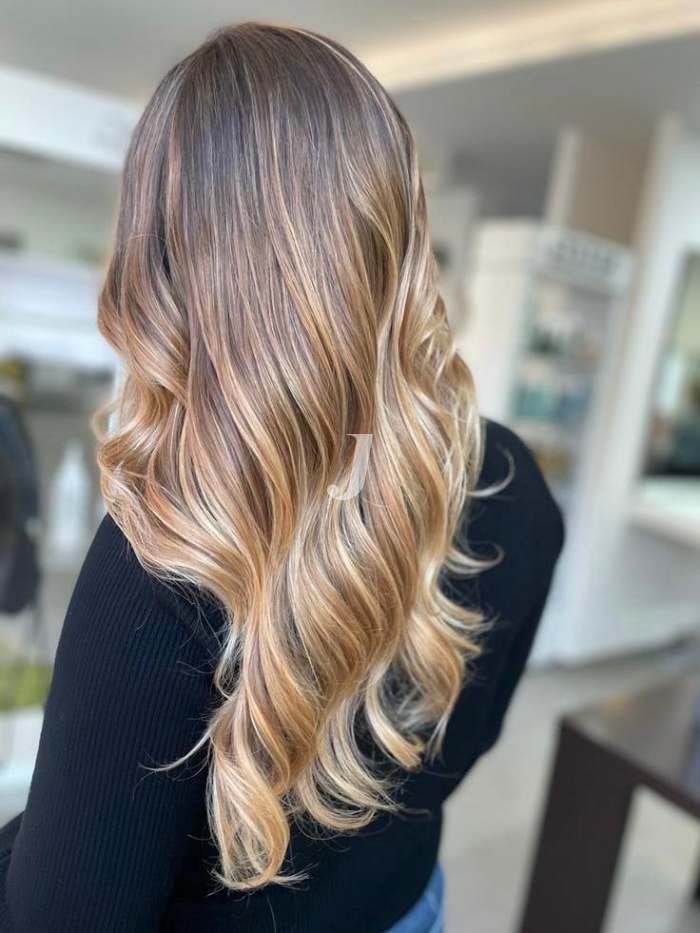 Foto di donna con capelli lunghi biondo chiaro sabbia