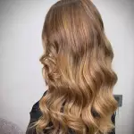 Foto di donna con capelli lunghi biondo chiaro sabbia