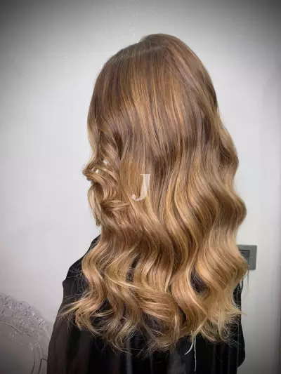 Foto di donna con capelli lunghi biondo chiaro sabbia