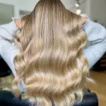 Foto di donna con capelli lunghi biondo chiaro sabbia