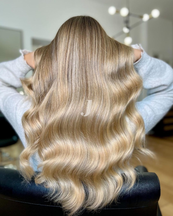 Foto di donna con capelli lunghi biondo chiaro sabbia