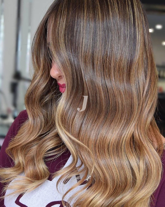 Foto di donna con capelli lunghi biondo chiaro sabbia