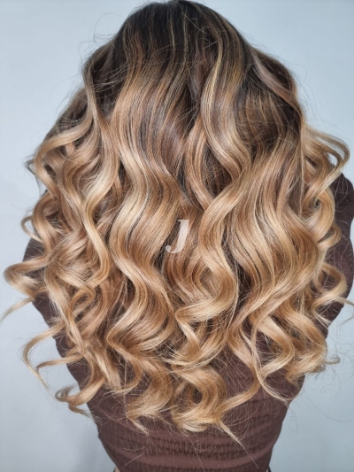 Foto di donna con capelli lunghi biondo chiaro sabbia