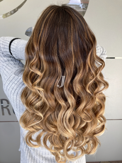 Foto di donna con capelli lunghi biondo chiaro sabbia