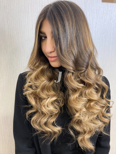 Foto di donna con capelli lunghi biondo chiaro sabbia