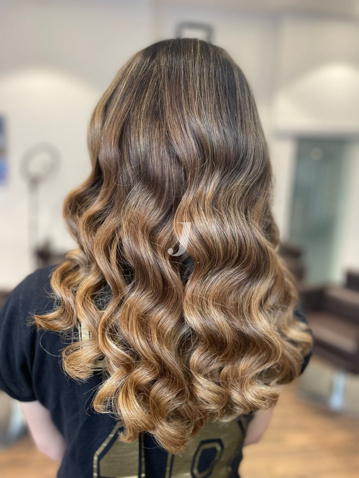 Foto di donna con capelli lunghi biondo chiaro sabbia