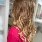 Foto di donna con capelli lunghi biondo chiaro sabbia