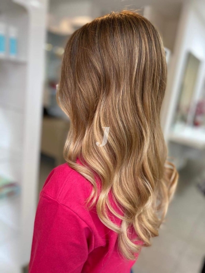 Foto di donna con capelli lunghi biondo chiaro sabbia