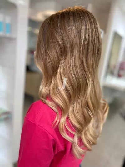 Foto di donna con capelli lunghi biondo chiaro sabbia