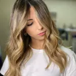 Foto di donna con capelli lunghi biondo chiaro sabbia