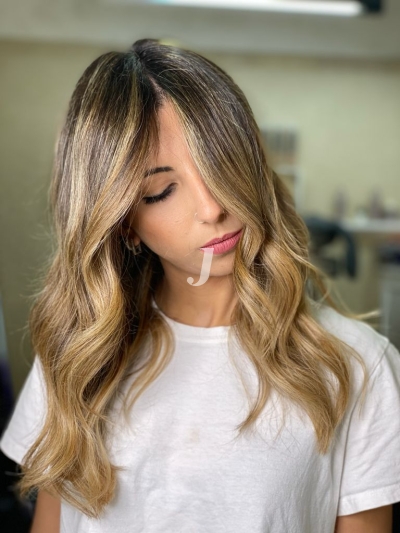 Foto di donna con capelli lunghi biondo chiaro sabbia