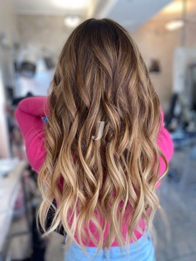 Foto di donna con capelli lunghi biondo chiaro sabbia