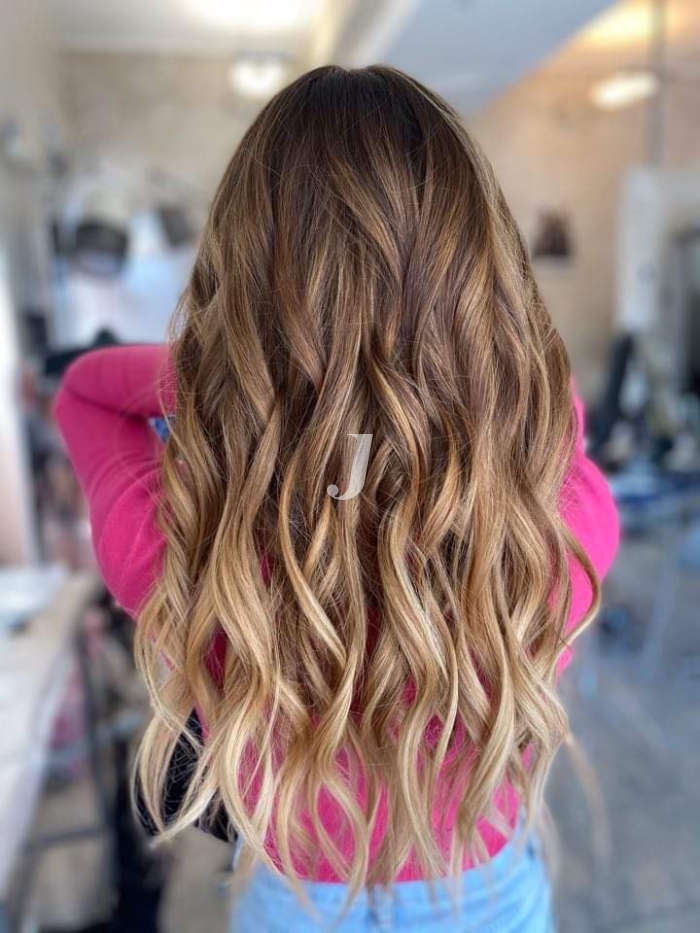 Foto di donna con capelli lunghi biondo chiaro sabbia