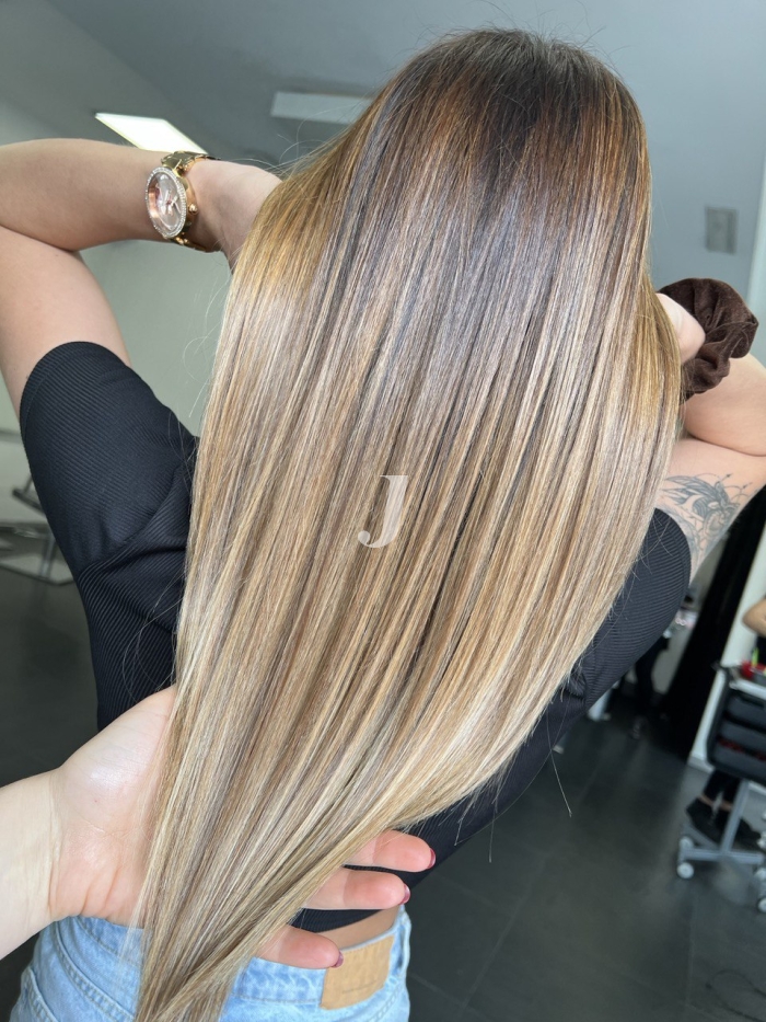 Foto di donna con capelli lunghi biondo chiaro sabbia