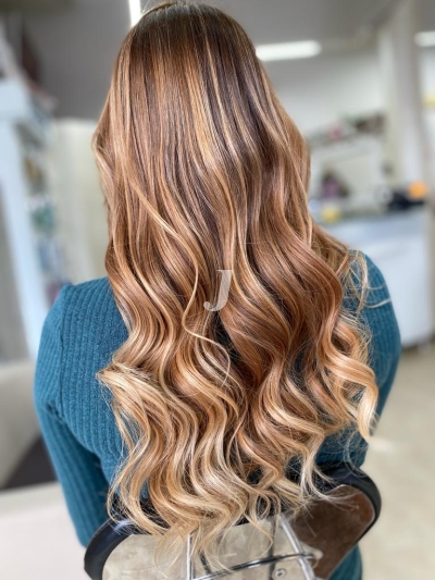 Foto di donna con capelli lunghi biondo chiaro sabbia