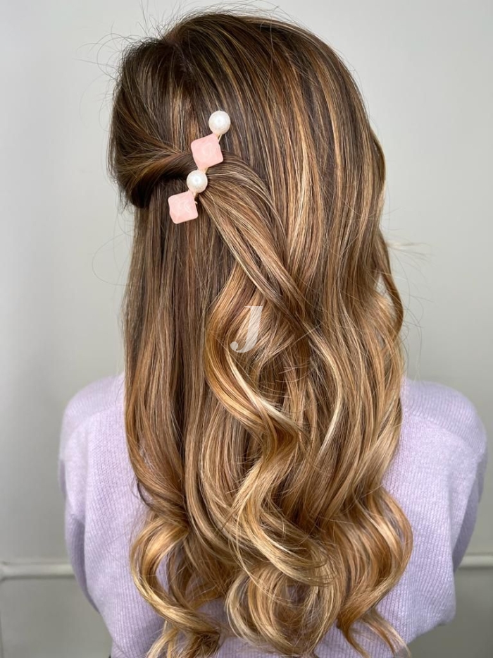 Foto di donna con capelli lunghi biondo chiaro sabbia