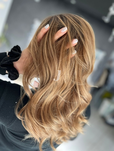 Foto di donna con capelli lunghi biondo chiaro sabbia