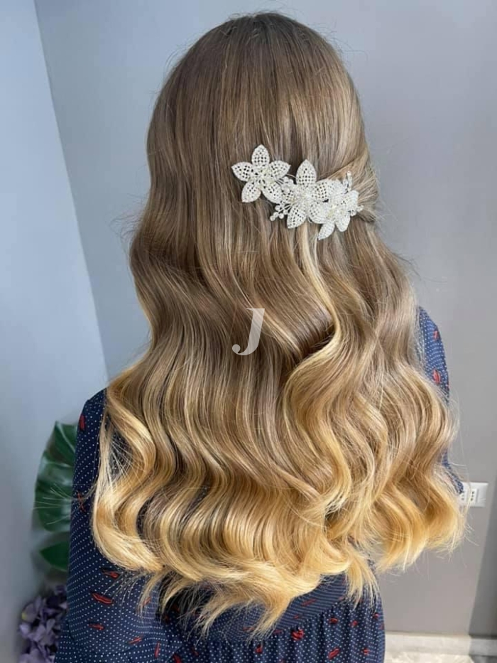 Foto di donna con capelli lunghi biondo chiaro sabbia